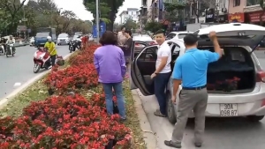 ha noi  trich xuat camera truy vu nguoi dan   hoi    hoa   tren pho kim ma