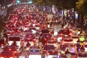 hinh anh bat ngan o to chiem het long duong trong gio cao diem o ha noi