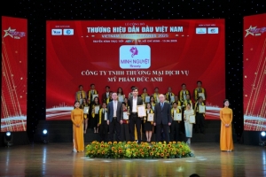 cong ty tnhh thuong mai dich vu my pham duc anh vinh du nhan giai thuong top 10 thuong hieu dan dau viet nam 2025