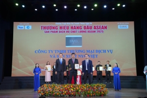 nyo viet vinh du don nhan giai thuong  thuong hieu hang dau asean   asean top brands award 2025